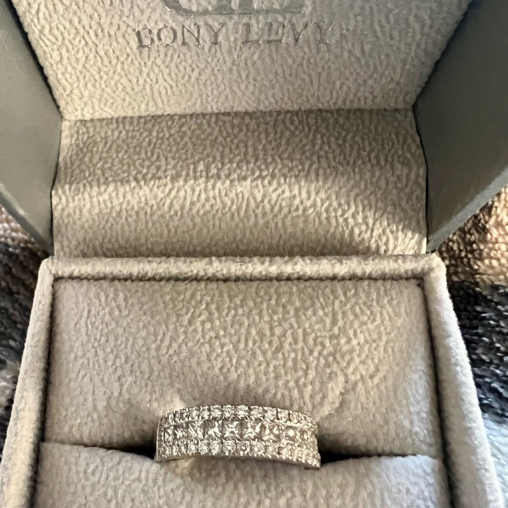 Authentic Bony Levy 18k Diamond Ring size 6.25